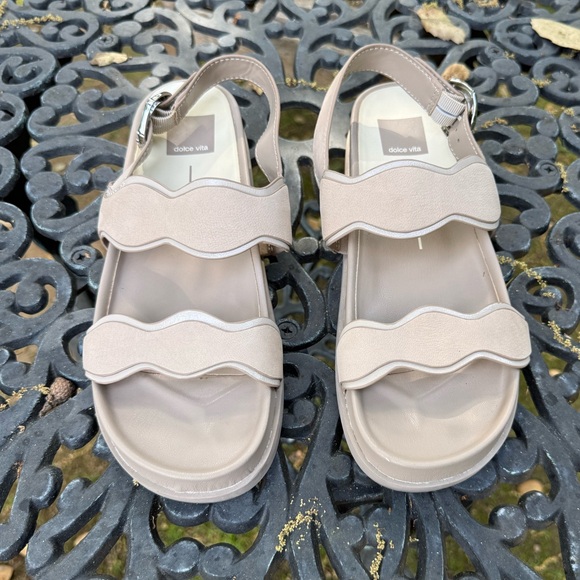Dolce Vita Shoes - Dolce Vita "Sindy" platform sandals - size 8